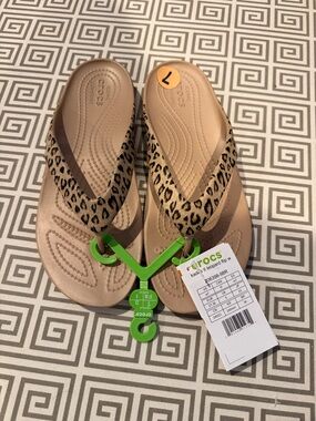CROCS Leopard-Print Tan Flip Flops NWT